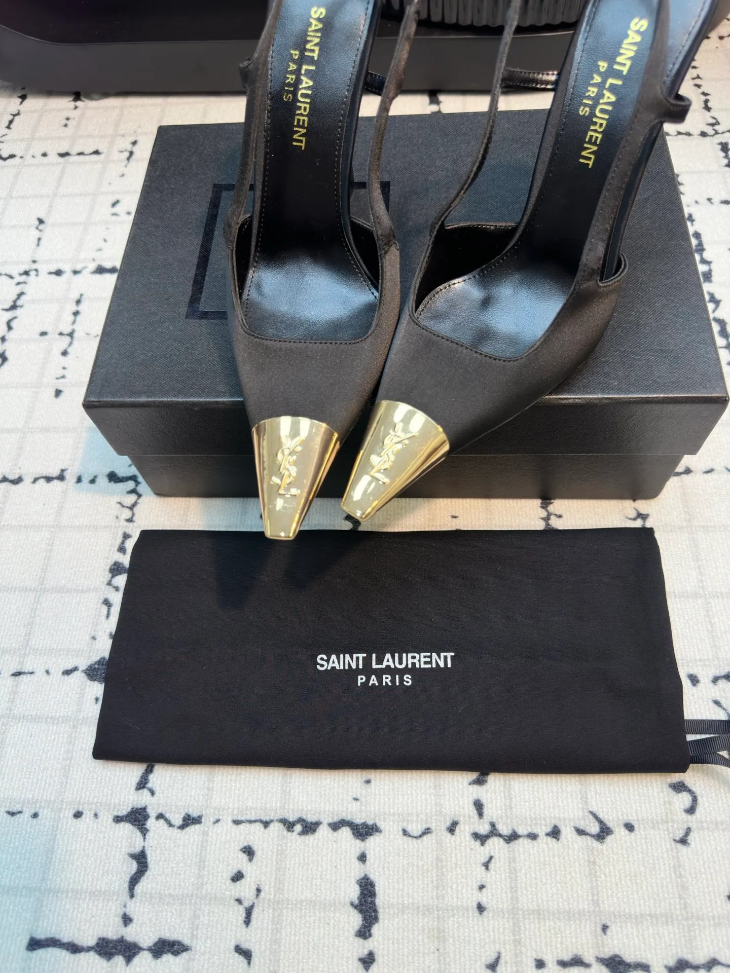 👟👟Ex-factory price 560👟👟 laurent 2025 spring and summer new YSL small gold-toed high heels, very stable on the foot, super heeling, feel free to buy! The heel is custom-made from a new mold. It is an exclusive heel. The height is the same as the original one to distinguish various incorrect versions! High-end sexy, ysl still understands women best❤️ Upper: Silk Lining: Sheepskin Sole: Italian genuine leather outsole Size: 35/40 (40 is custom-made and cannot be returned or exchanged)